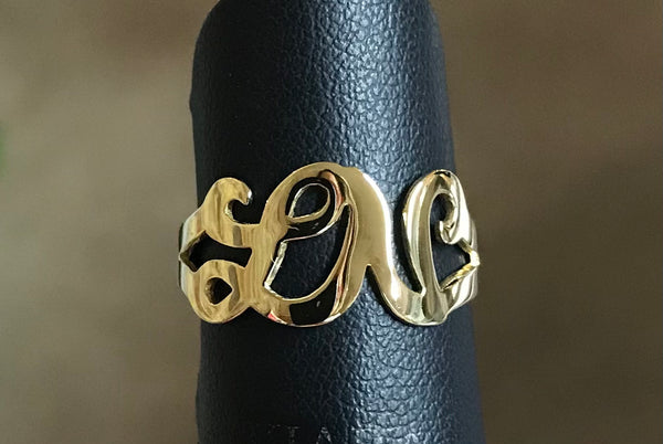Anello in oro personalizzato con lettere