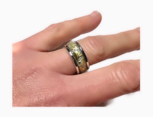 Anello a fascia in argento, resina scaglie di foglia d’oro e argento