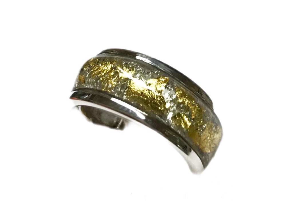 Anello a fascia in argento, resina scaglie di foglia d’oro e argento