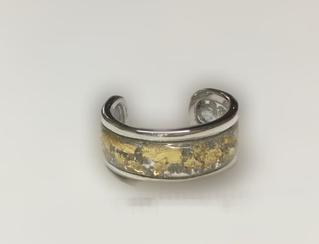 Anello a fascia in argento, resina scaglie di foglia d’oro e argento