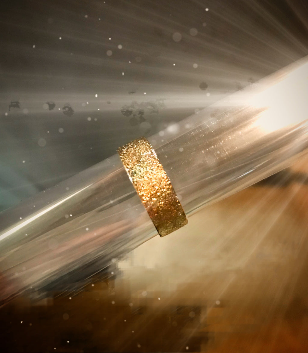 Anello in oro a fascia con lavorazione diamantata