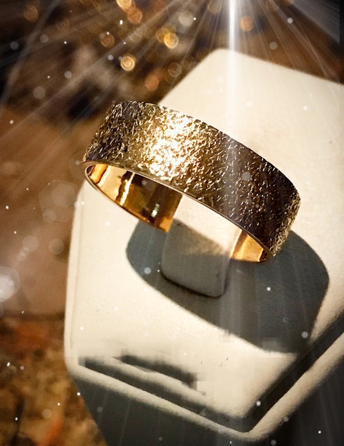 Anello in oro a fascia con lavorazione diamantata