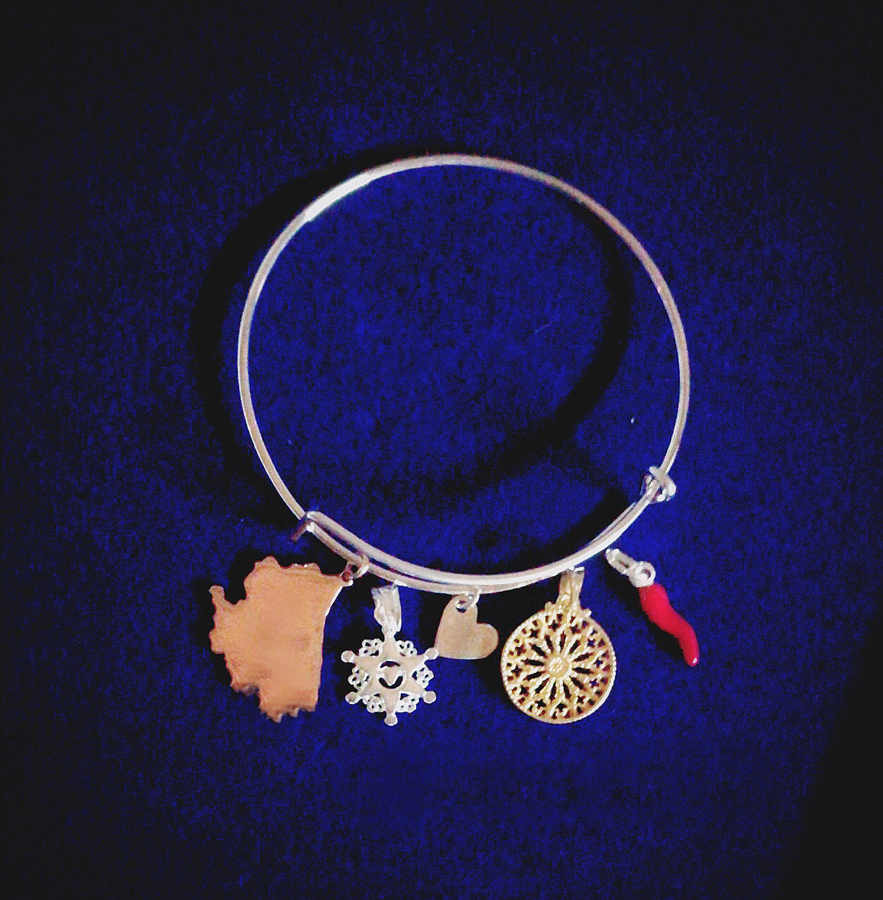 Bracciale rigido con ciondoli (Più modelli)