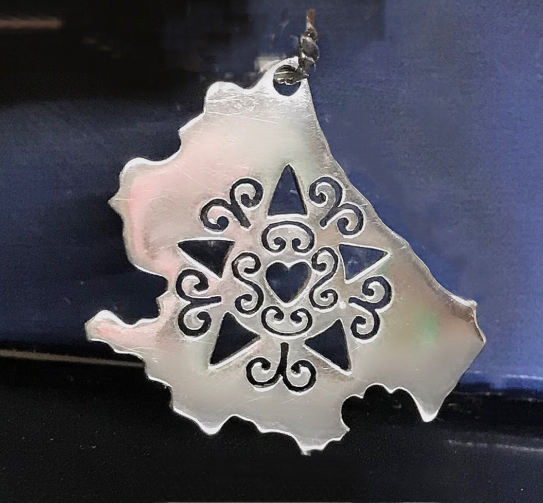 Ciondolo in argento con la forma dell’Abruzzo con la Presentosa traforata