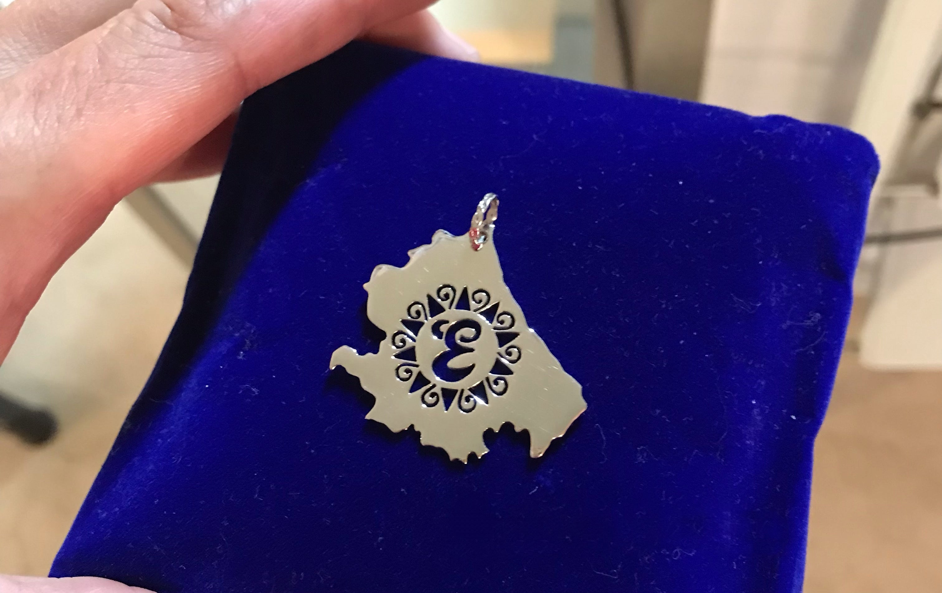 Ciondolo in argento dell’Abruzzo personalizzato con lettera traforata