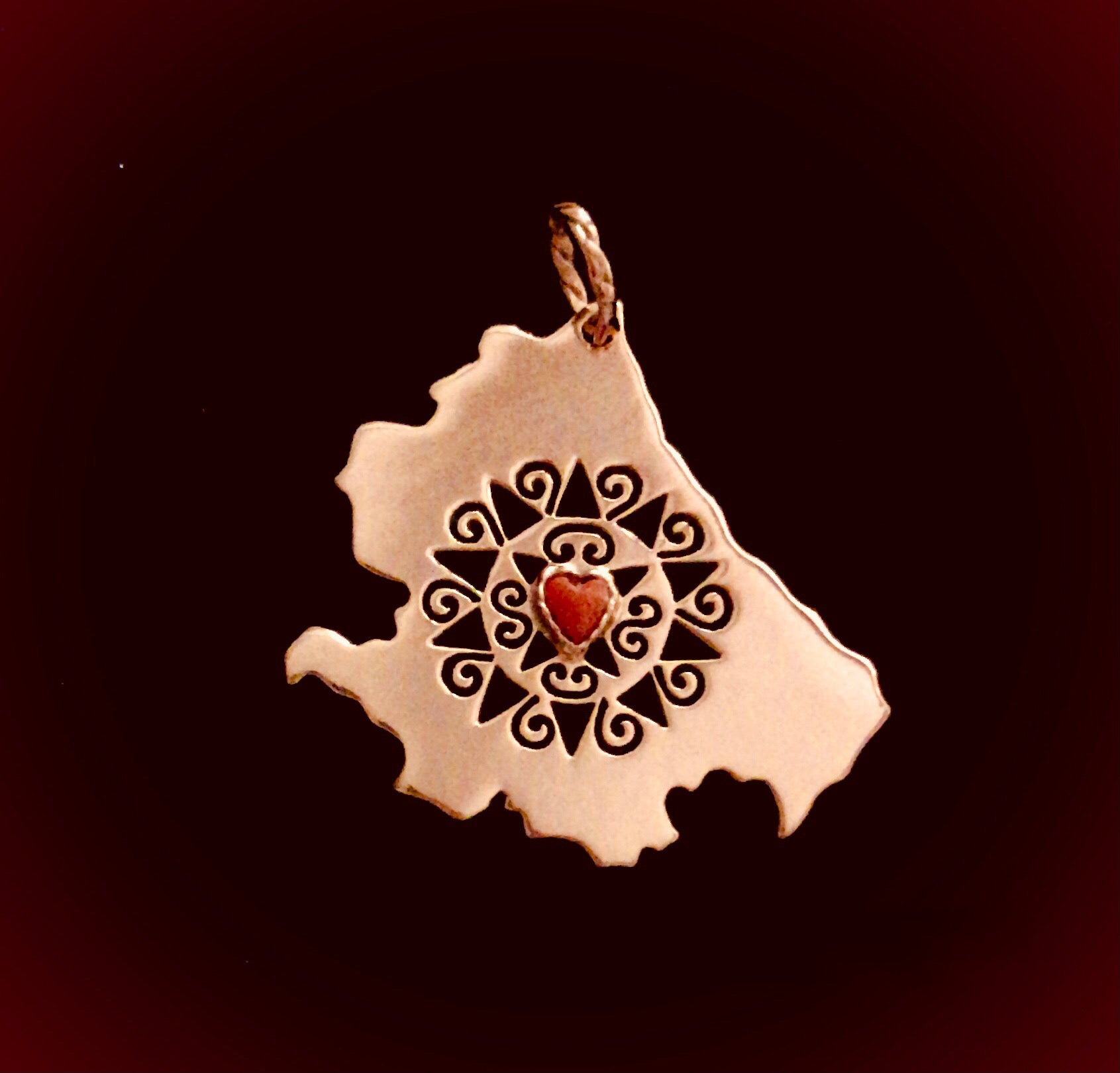 Ciondolo in argento dell’Abruzzo con la Presentosa traforata e cuore in corallo