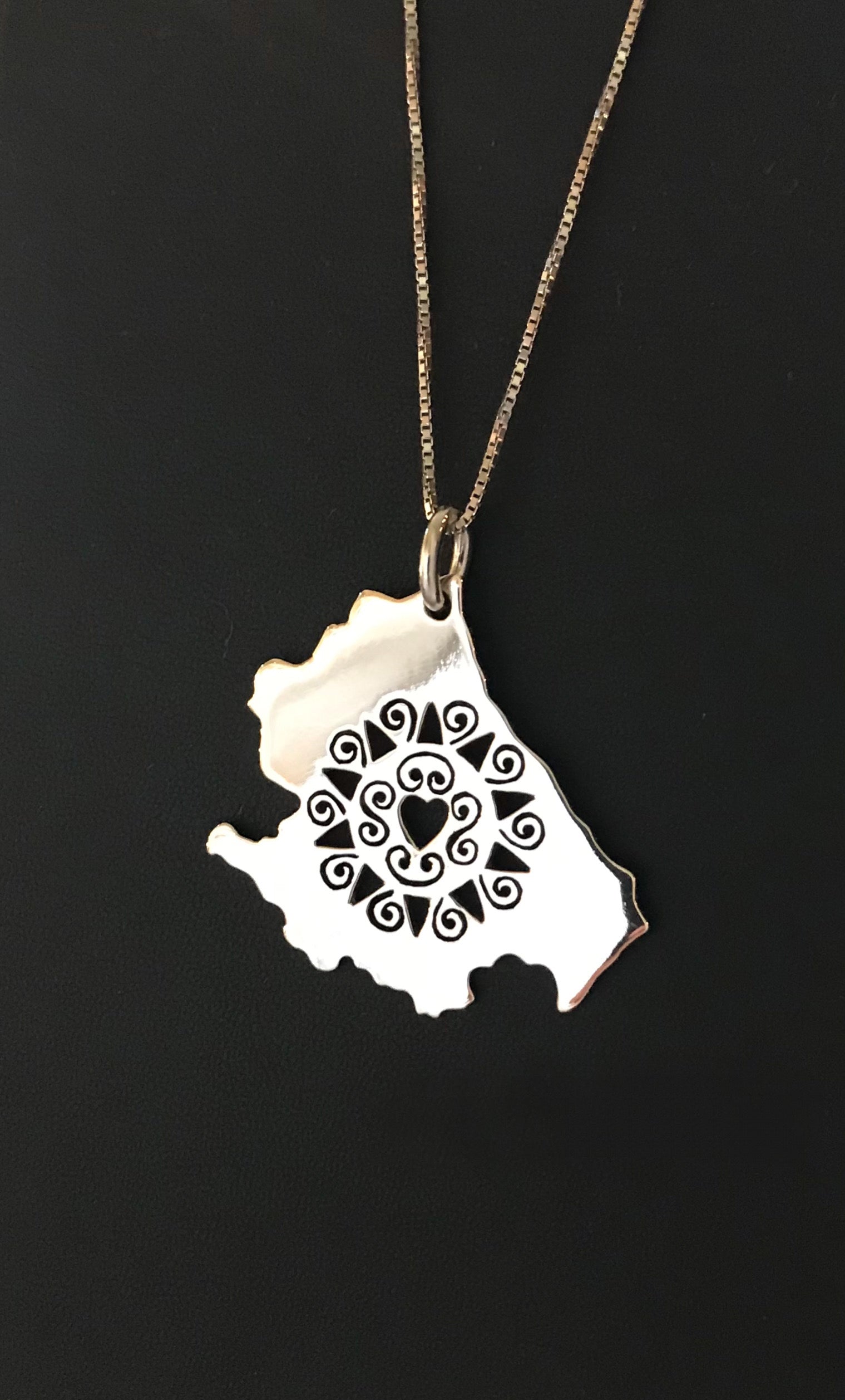 Collana in argento con ciondolo dell’Abruzzo con la Presentosa traforata