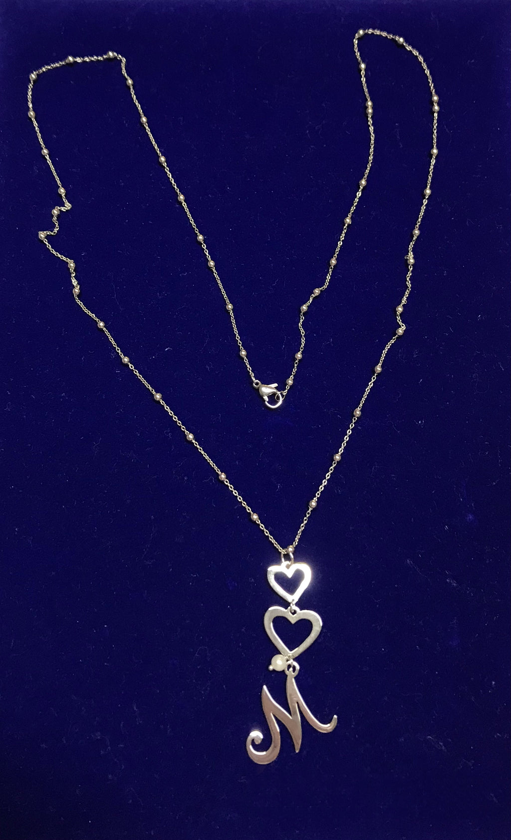 Collana lunga con cuori, lettera e ciondolino in perla