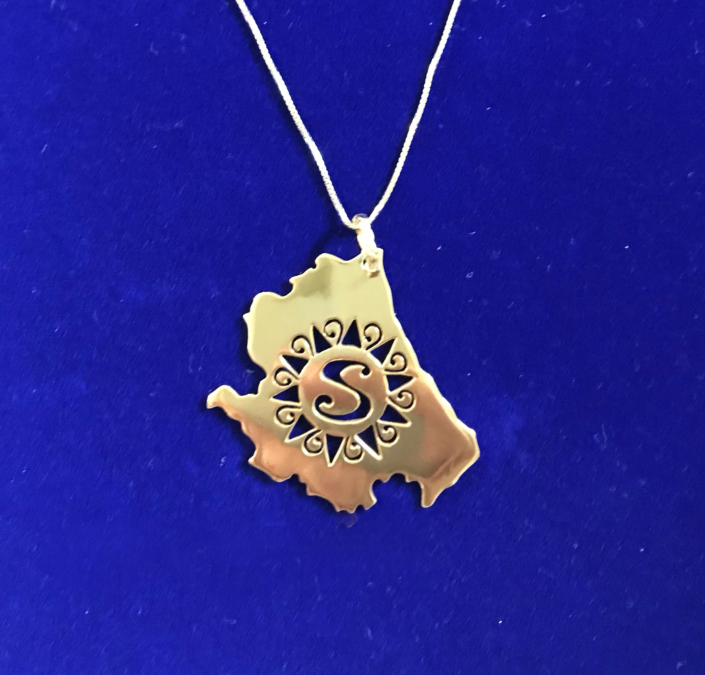 Collana in oro dell’Abruzzo con Presentosa traforata e personalizzata con lettera