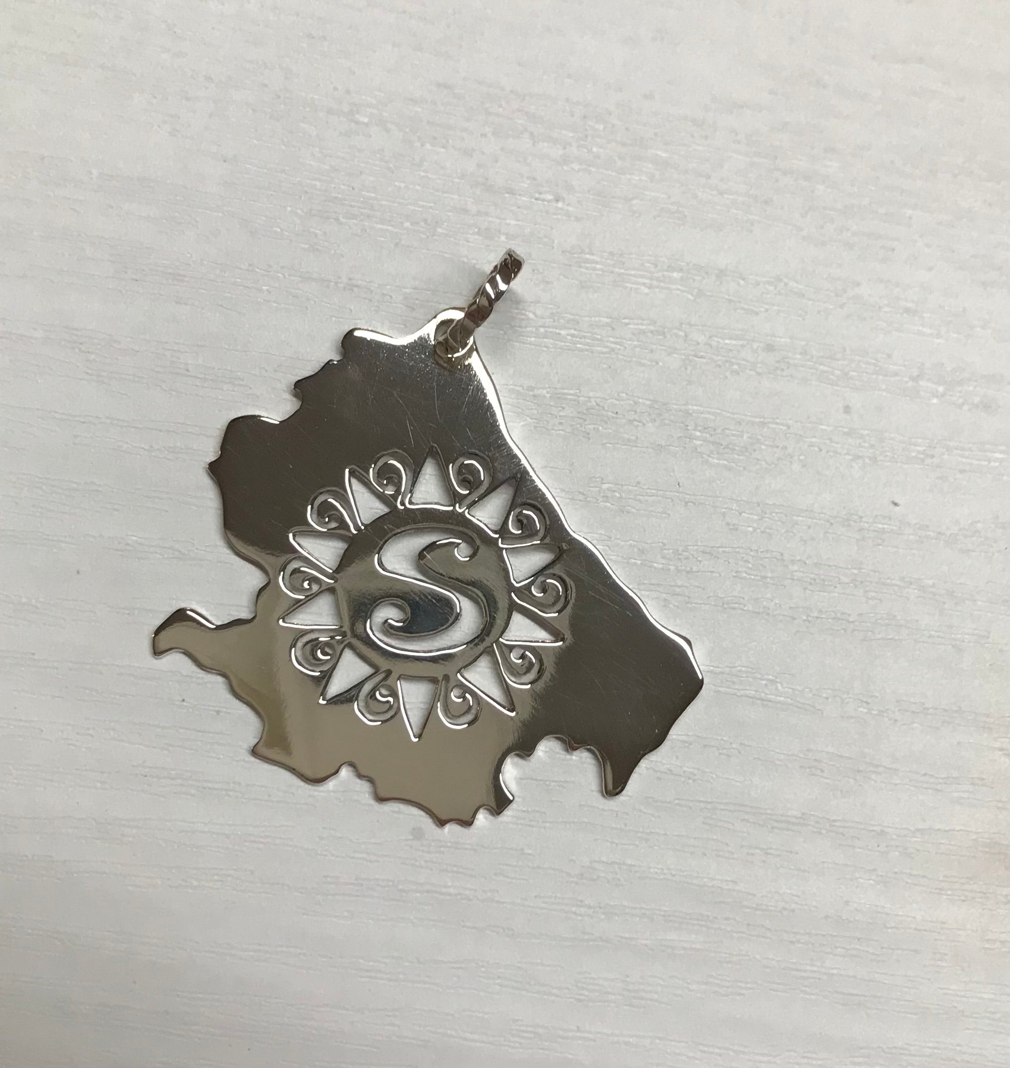 Ciondolo in argento dell’Abruzzo personalizzato con lettera traforata