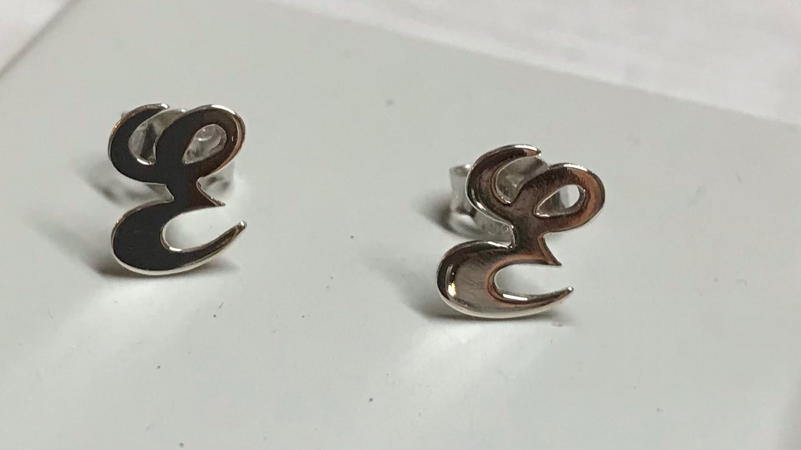 Orecchini in argento a lobo personalizzati a lettera