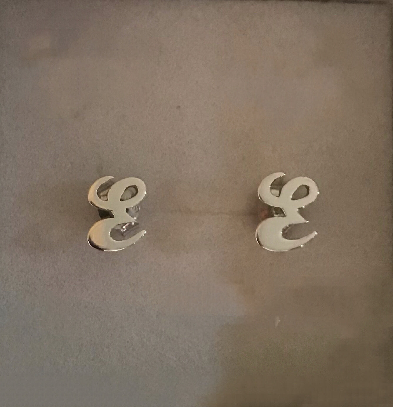 Orecchini in argento a lobo personalizzati a lettera