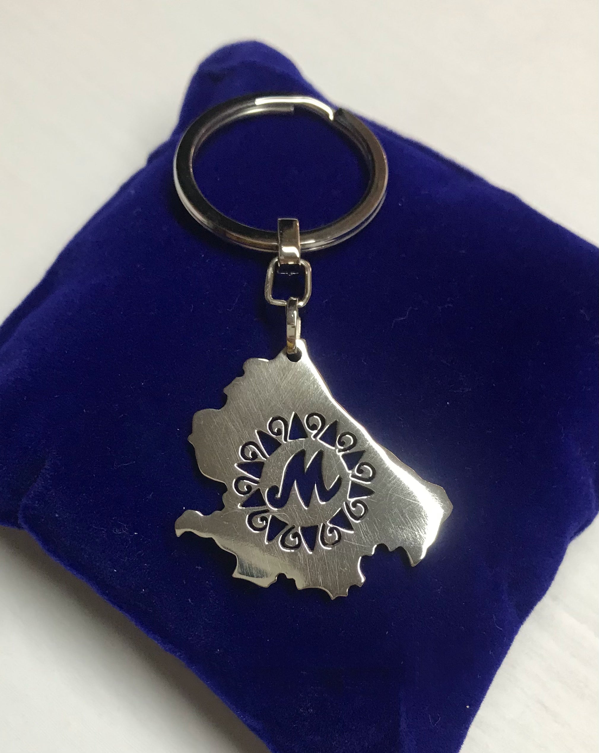 Portachiavi con ciondolo in argento a forma di Abruzzo con Presentosa traforata e lettera