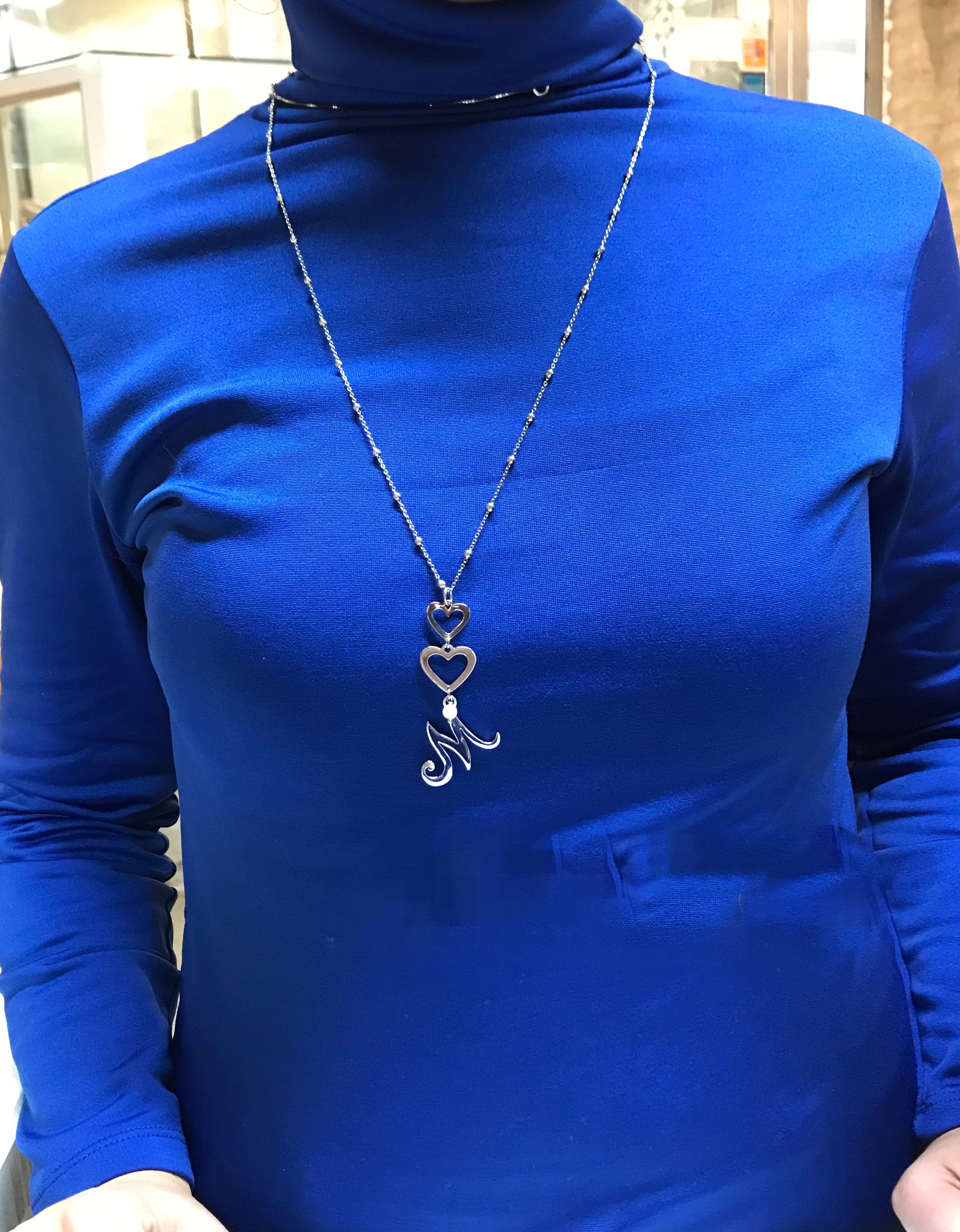 Collana lunga con cuori, lettera e ciondolino in perla