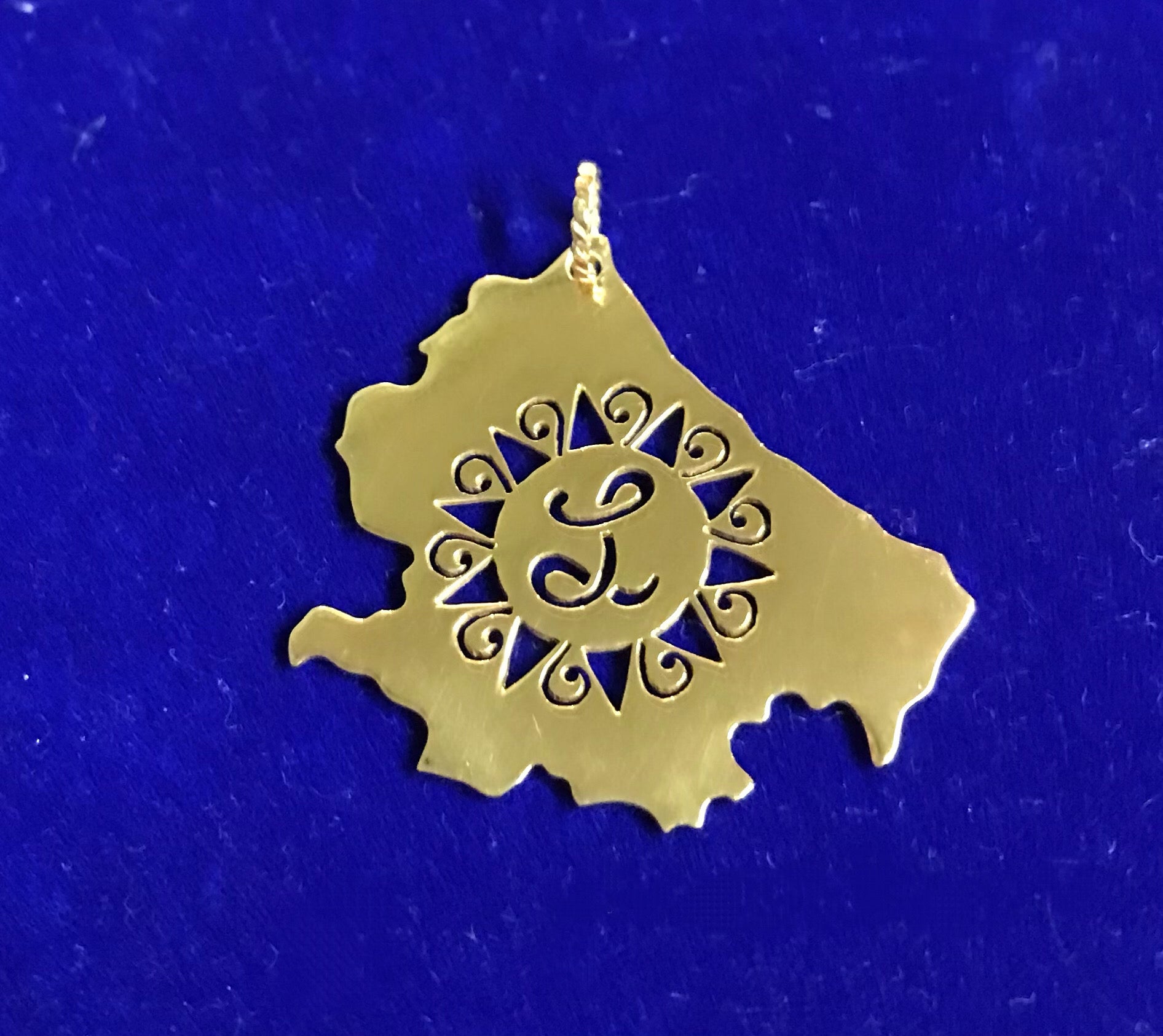 Ciondolo in argento dell’Abruzzo personalizzato con lettera traforata